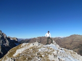 25 Omino sulla Cima di Valmora, più in  alto della croce
